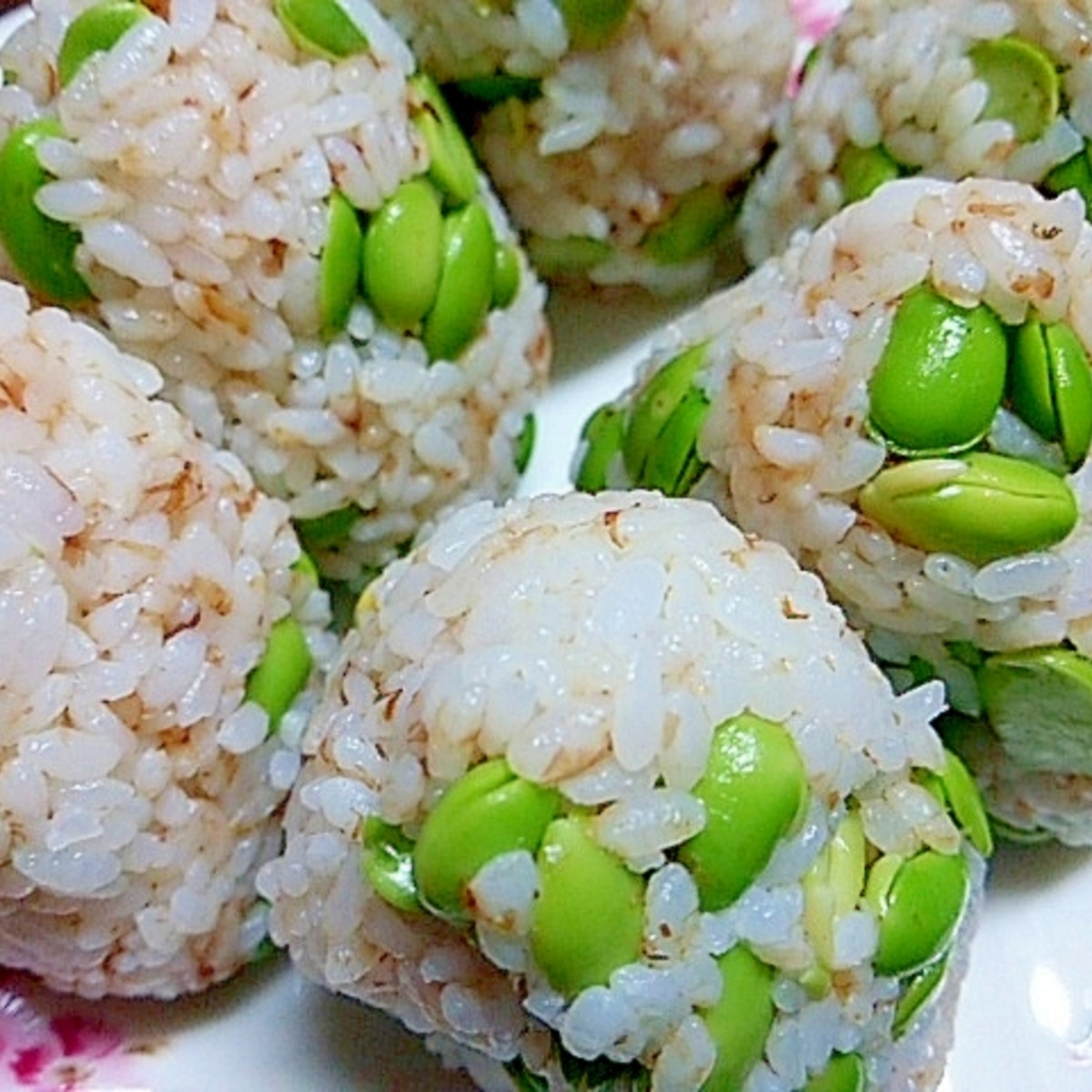 色あざやか 枝豆おかか塩おにぎり レシピ 作り方 By Jrとmc 楽天レシピ 色あざやか 枝豆おかか塩おにぎり レシピ 作り方 By Jrとmc 楽天レシピ